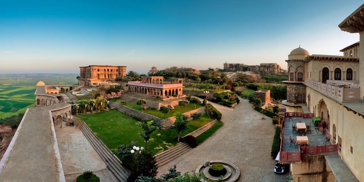 होटल Neemrana's - Palace 5*