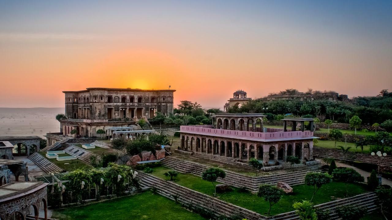होटल Neemrana's - Palace 5*